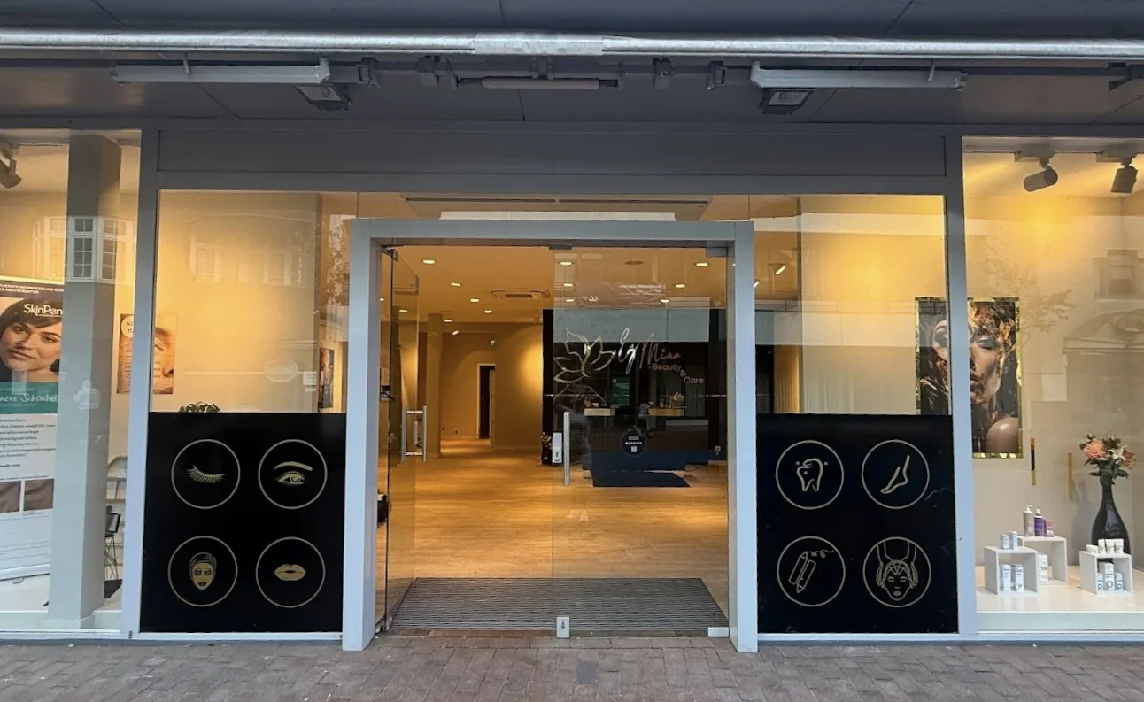 Eingang des Ez Mina Beauty & Care Studios in der Fußgängerzone von Diepholz mit Blick ins beleuchtete Studio
